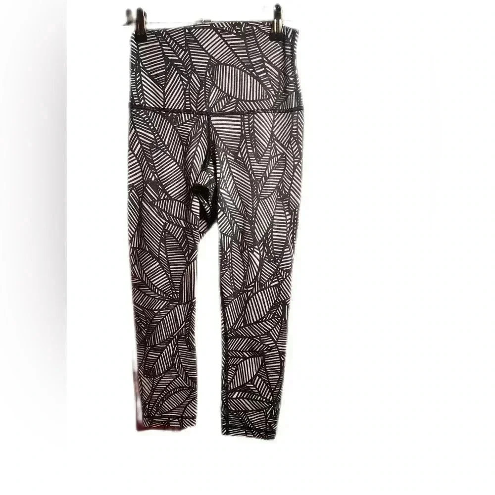 Lululemon wunder under  black white athletic casual banana leaf crop legging 4 - Picture 2 of 3